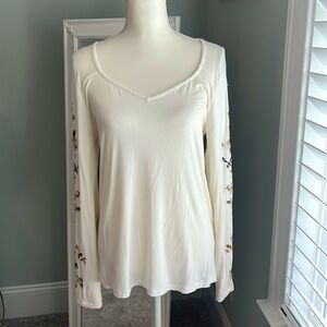 BKE Boutique ivory top w/ embroidered flowers, size L.